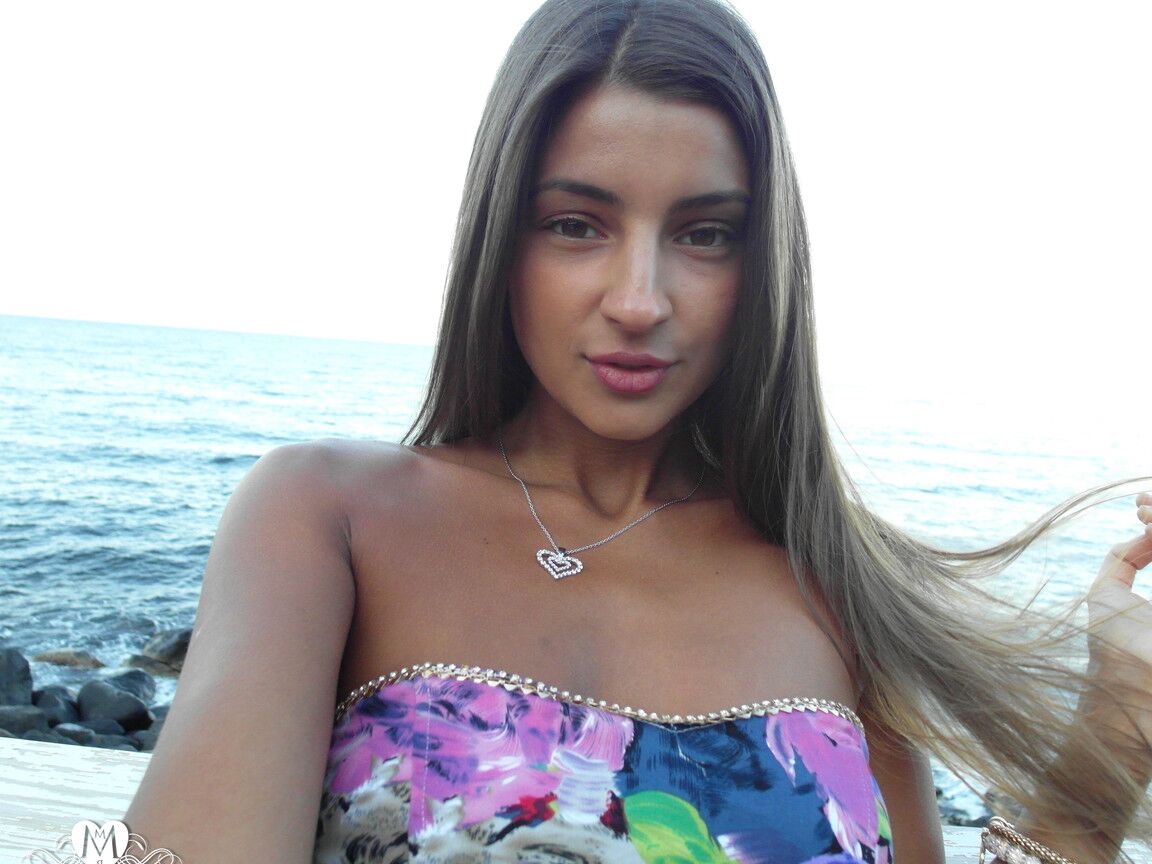 15P Sexy adolescente russa Melena Tara tira selfies de seus peitos