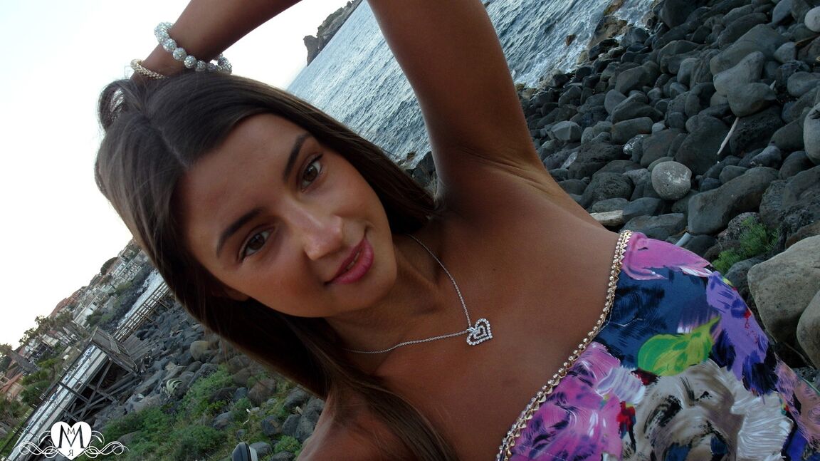 15P Sexy adolescente russa Melena Tara tira selfies de seus peitos