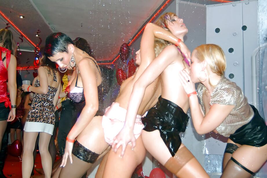 16P Garotas sacanagens em lingerie e meias se divertindo lésbicas selvagens na festa