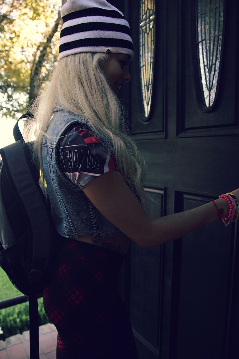 21P A pirralha loira sexy Elsa Jean é fodida depois da escola pelo padrasto