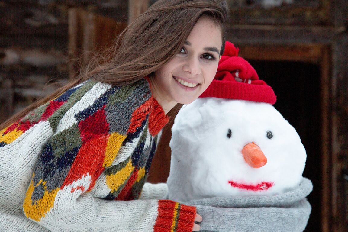 21P Brunette European Leona Mia unveils her long legs and small ass in the snow