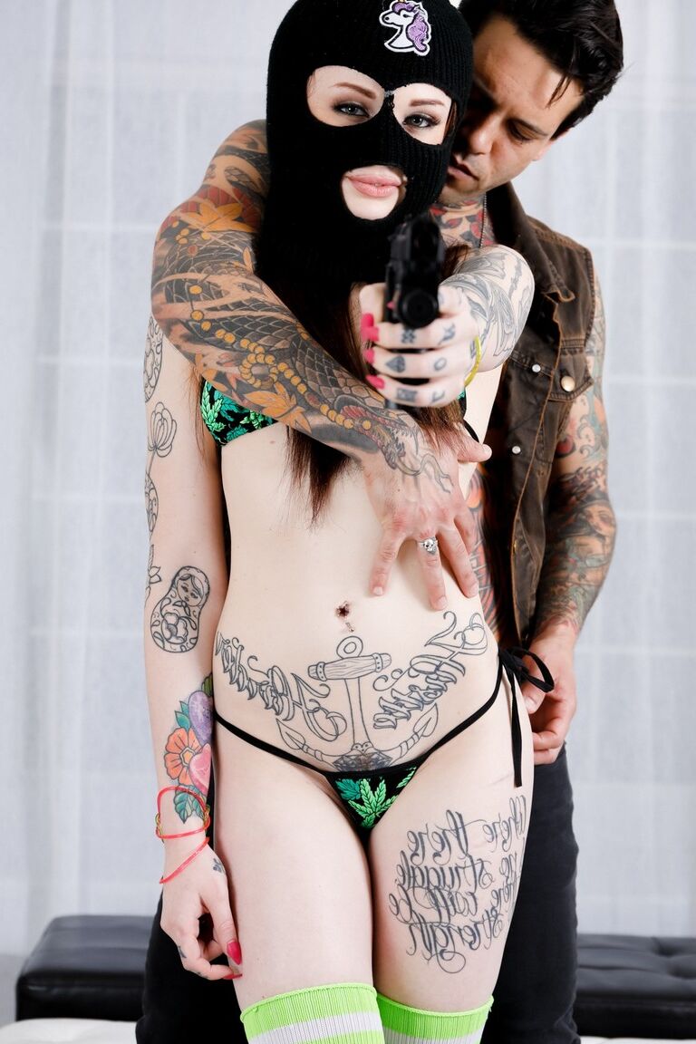19P American teen Chloe Carter is relieved of her gun before getting banged