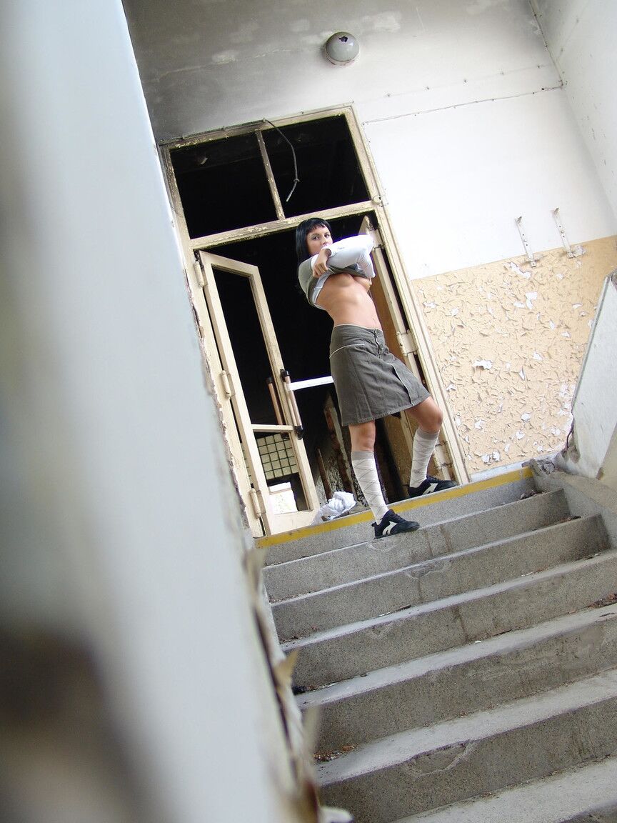 21P A gata de cabelos negros Renata tira a roupa e leva dois paus de seus amigos com tesão