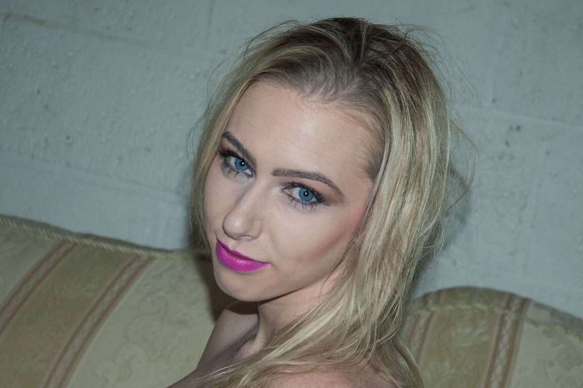 15P La rubia Grace Harper muestra sus tetas y su coño con medias y ligas sexys