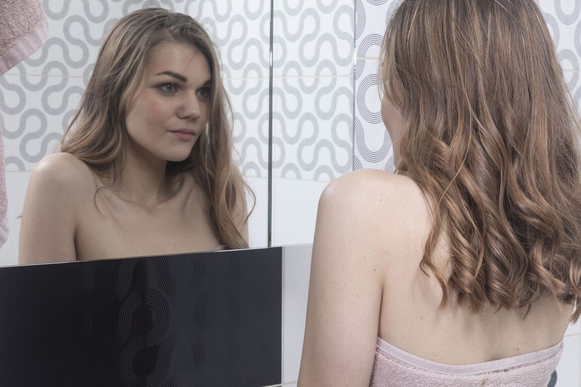 Die 21P Amateurin Amanda Clarke stellt vor einer Wassermasturbation ihre haarigen Achselhöhlen zur Schau