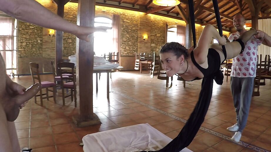 16P Garota excitada Julia Roca batendo pau grande na mangueira arrastão durante sexo hardcore