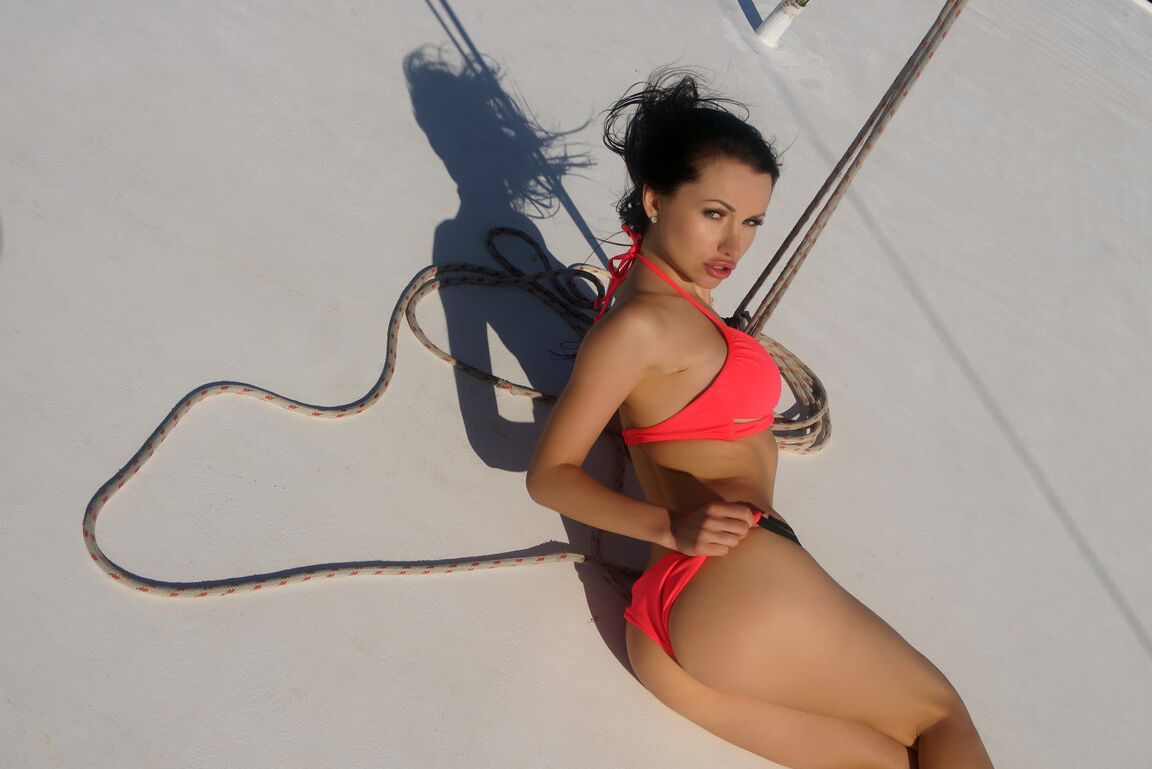 15P La rusa Sasha Rose descubre sus finas tetas y posa en un gran yate