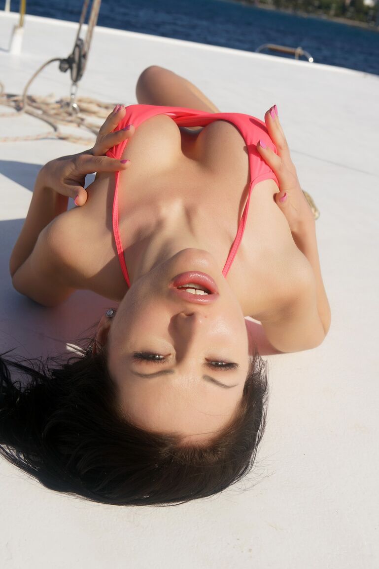 15P La rusa Sasha Rose descubre sus finas tetas y posa en un gran yate