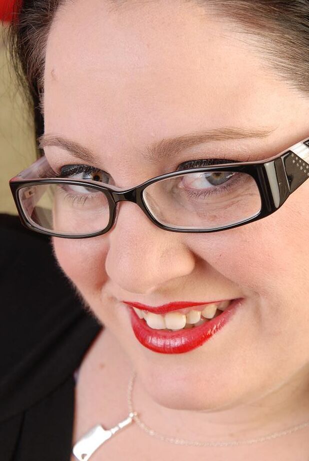 16P Madura muy gorda con gafas Glory-Foxxx se quita el vestido negro