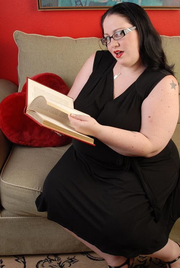 16P Madura muy gorda con gafas Glory-Foxxx se quita el vestido negro