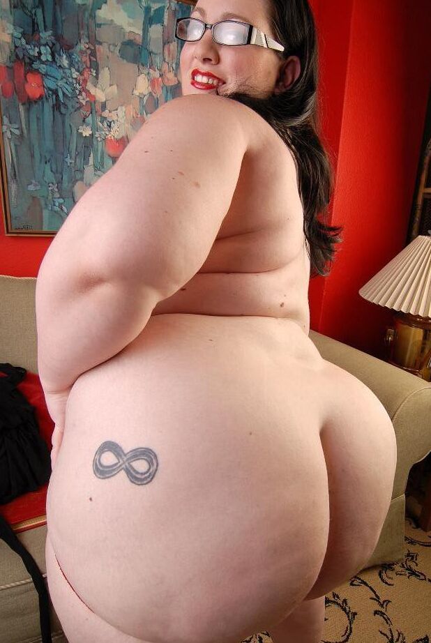 16P Madura muy gorda con gafas Glory-Foxxx se quita el vestido negro