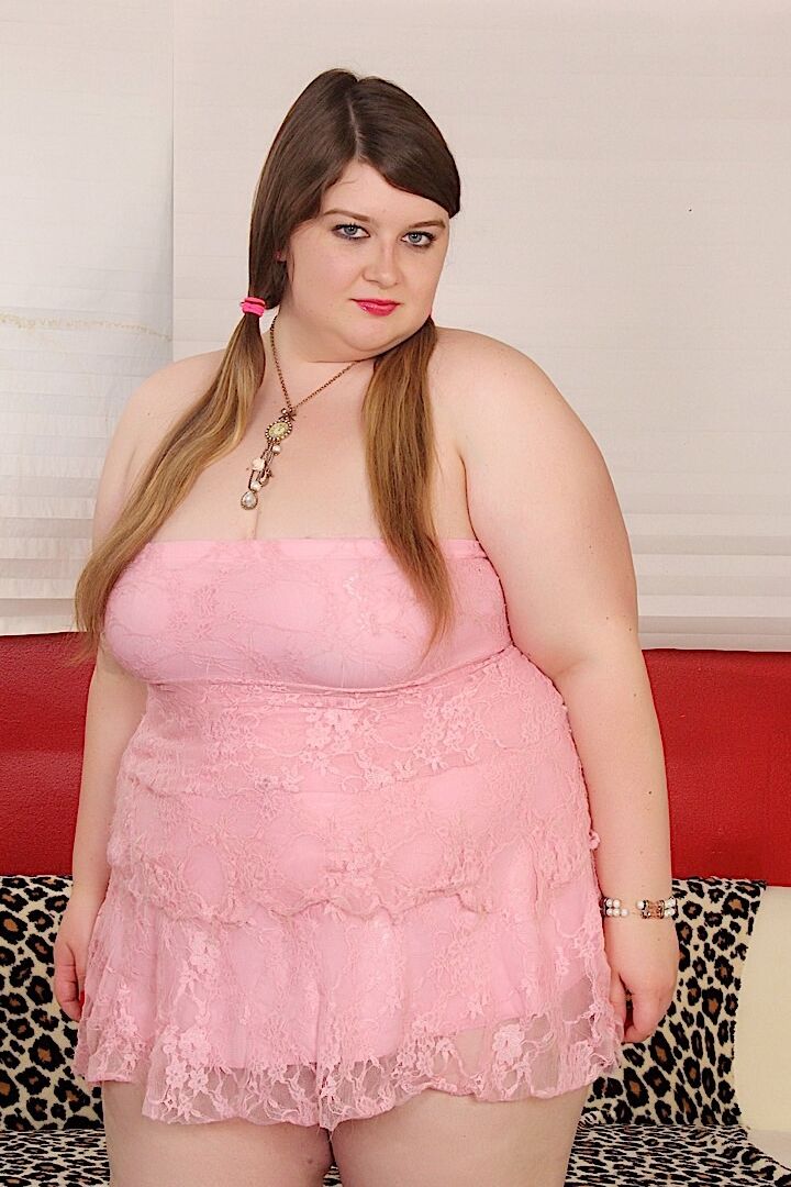 15P SSBBW Saphire Rose in pigtails posing naked showing saggy tits & spread twat
