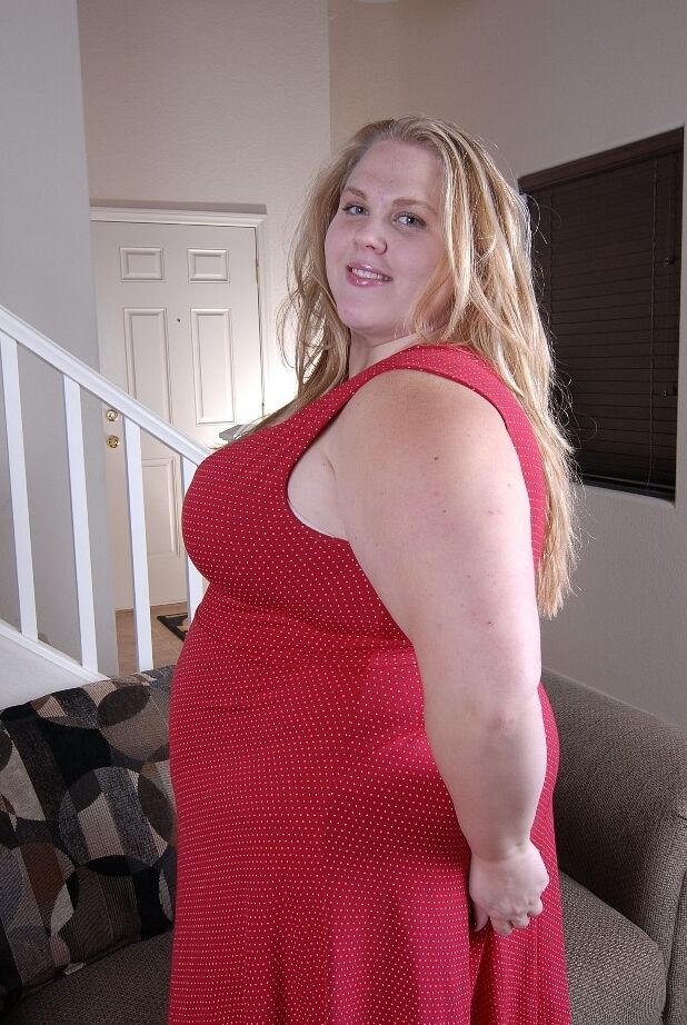 16P ブロンド SSBBW クリスティーナが服を脱いでハゲ女と巨大なおっぱいを露出