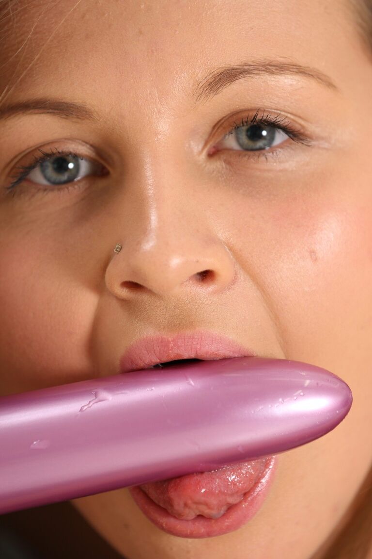 21P Sexy Candy Cute offre à sa chatte excitée un spéculum et un gode