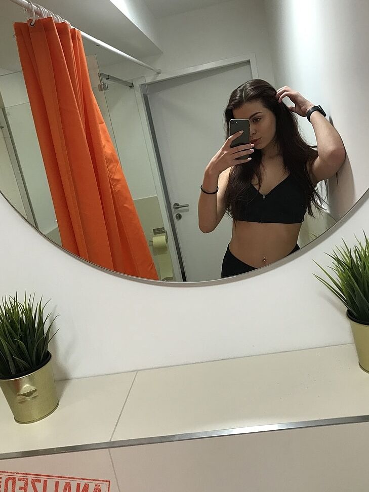 21P La joven rusa Emily Mayers mostrando su gran culo mientras se toma selfies desnuda