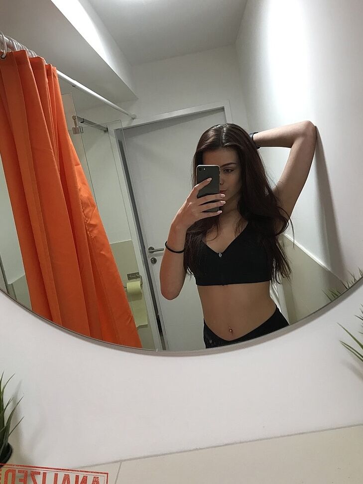 21P La joven rusa Emily Mayers mostrando su gran culo mientras se toma selfies desnuda