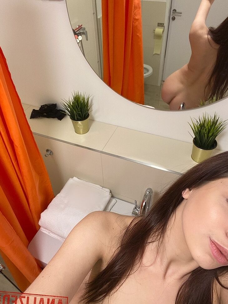 21P La joven rusa Emily Mayers mostrando su gran culo mientras se toma selfies desnuda