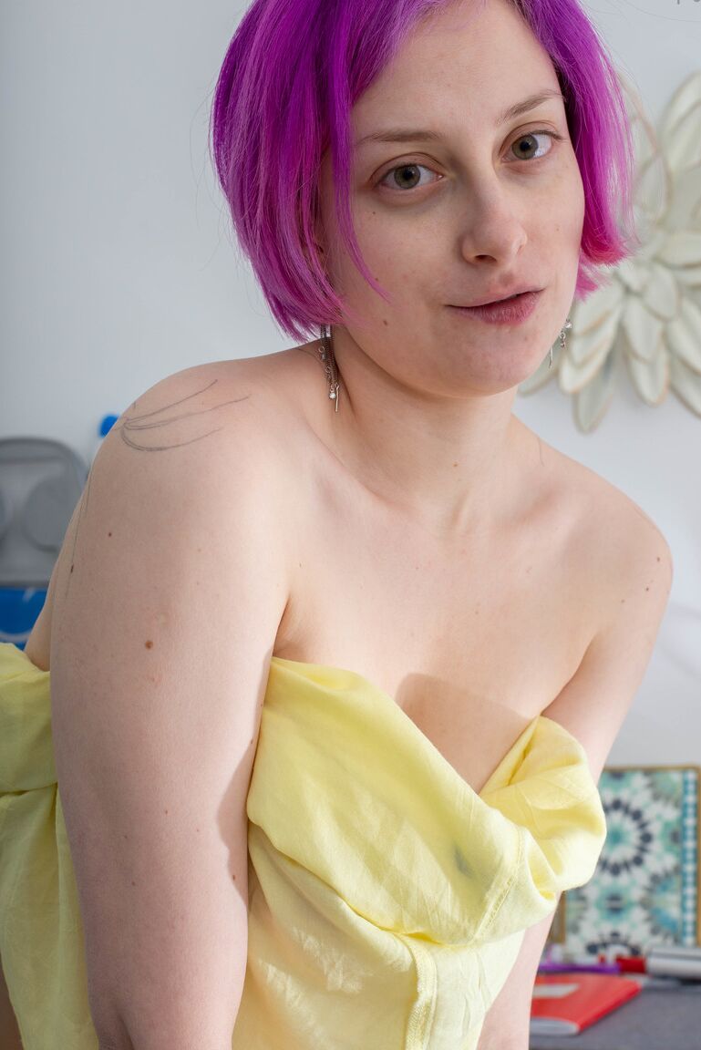 21P La diva de pelo morado Liza K haciendo alarde de sus pezones hinchados