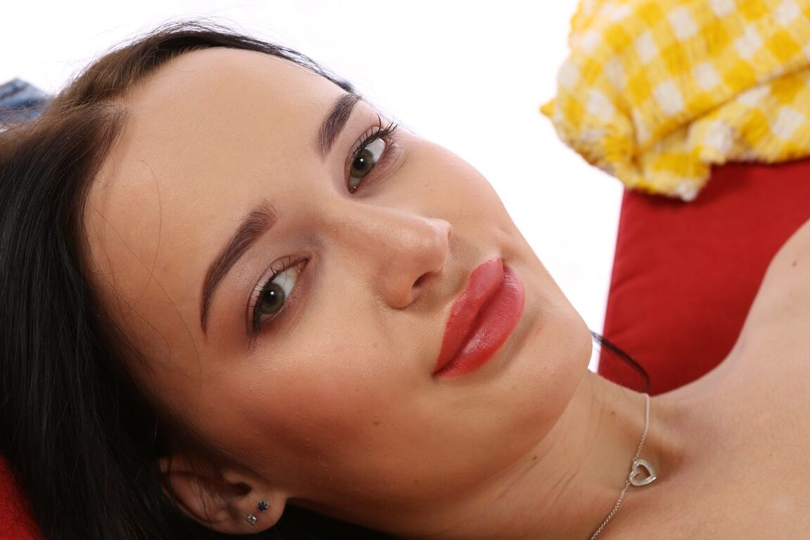 21P La brune sexy Sasha Sparrow baise avec un gode