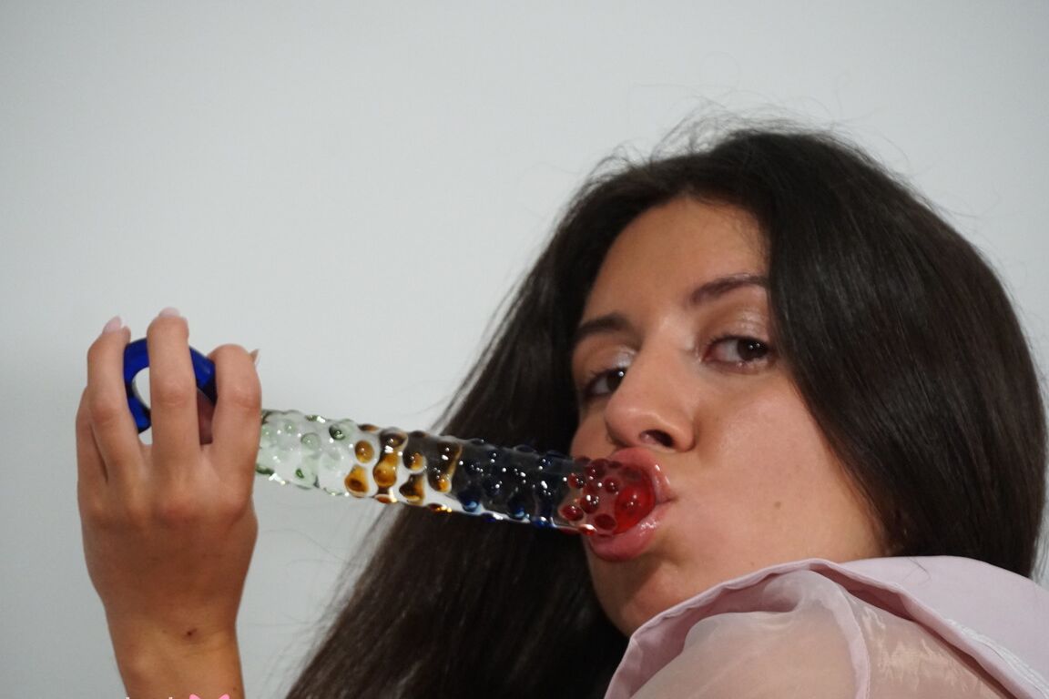 21P A doce adolescente morena Katty West exibe sua bunda grande enquanto brinca em ambos os buracos