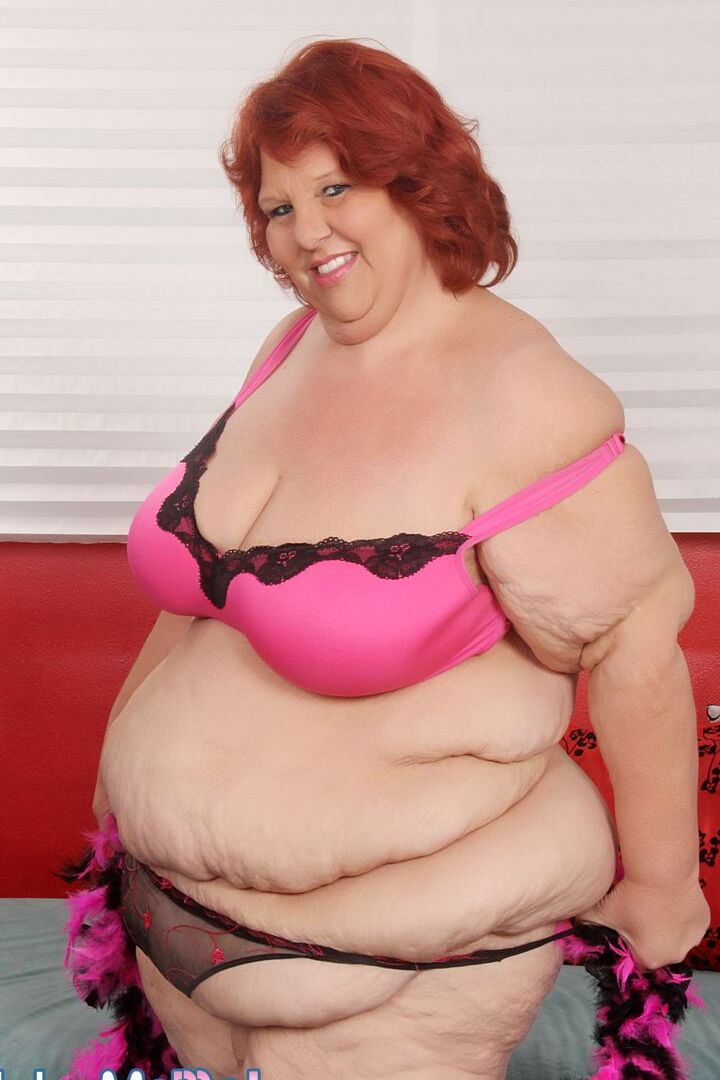 14P La rousse coquine BBW Sweet Cheeks expose son corps extrêmement gros