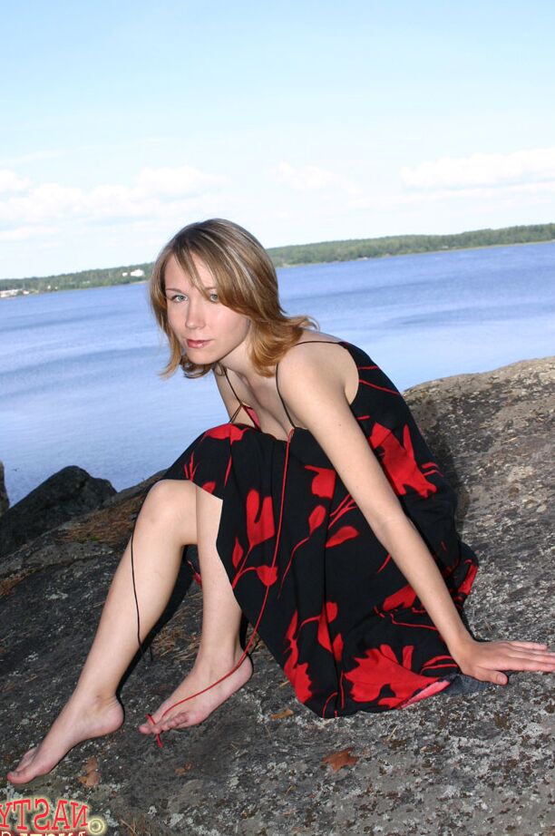 Die 21P russische Teenagerin Zarina verliert ihr langes Kleid