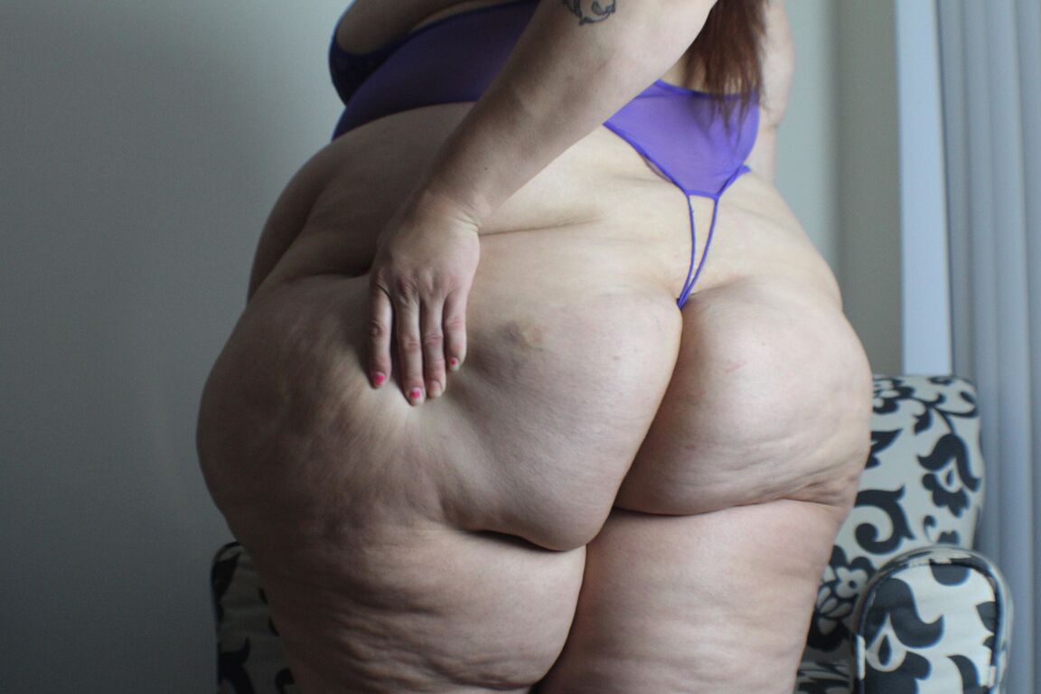 Chica amateur 12P muestra su enorme culo y sus muslos atronadores en lencería reveladora