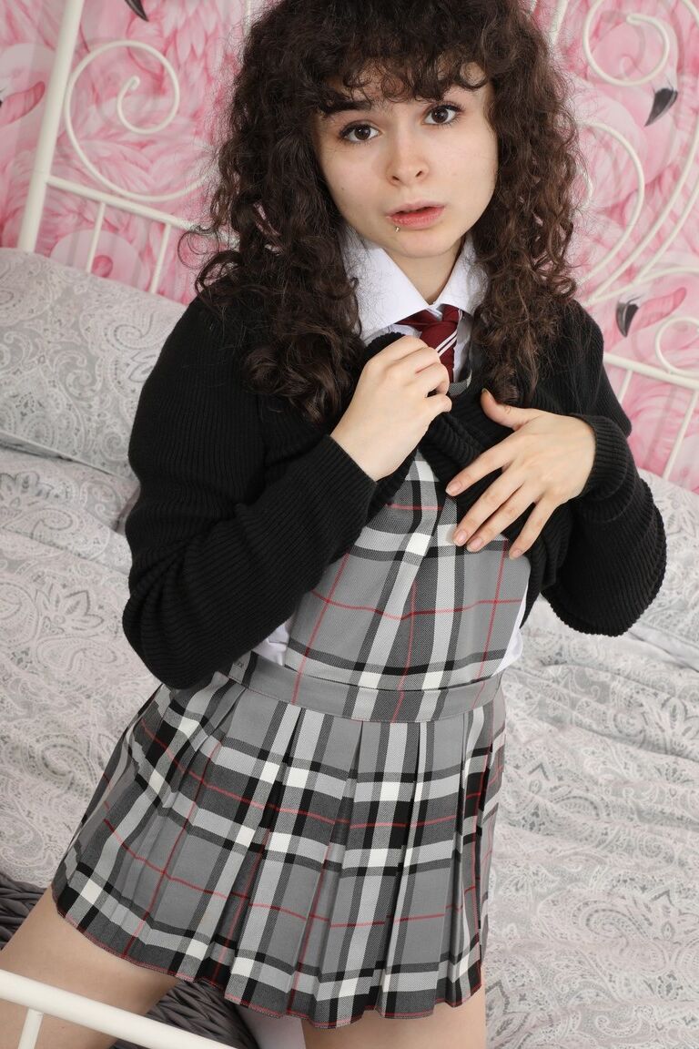 16P ブルネットの学生カレン・ホルスターがパンチラパンティーフラッシュの後トップレスになる