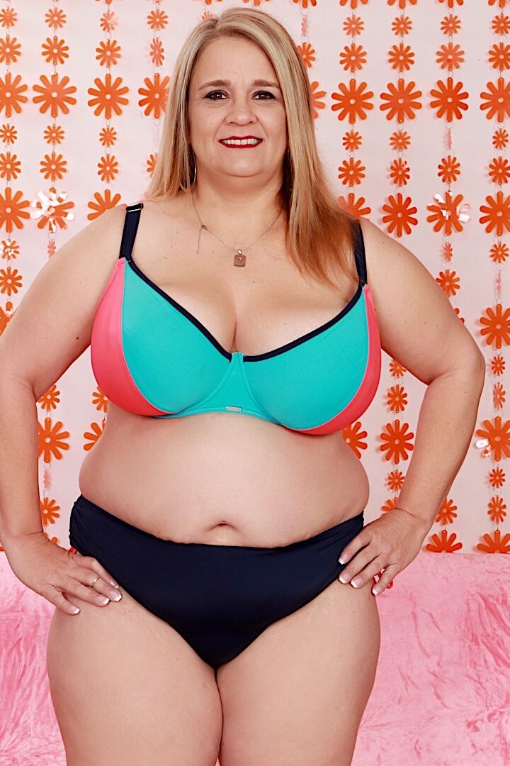Die 16P dicke Blondine Cami Cooper zieht sich vor dem Sex mit einem Maschinendildo auf einem Futon aus
