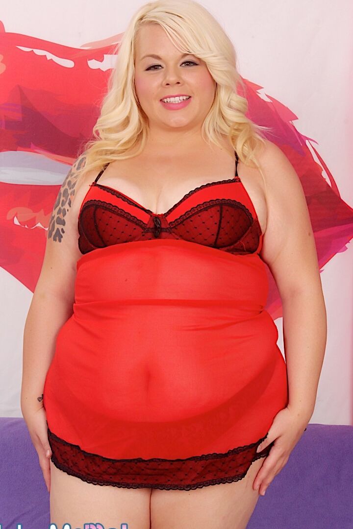 15P SSBBW Blond Dream mostra sua bunda enorme depois de dedilhar seu fragmento