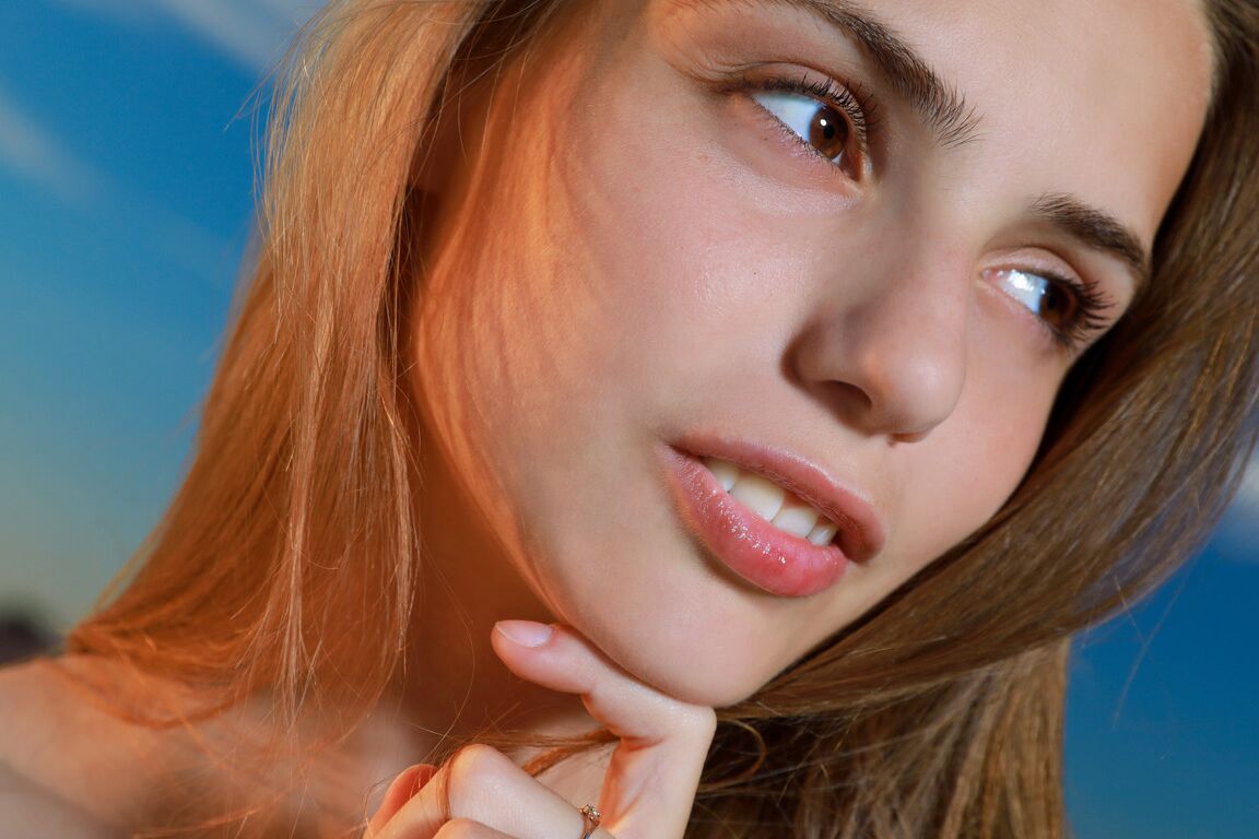 21P 愛らしいモデルのエル・タンがドレスを脱ぎ捨て、ラベンダー畑でヌードポーズ