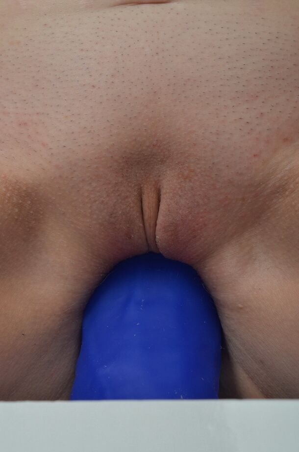 20P Salope amateur aux seins tombants chevauchant un gros gode bleu tellement bon