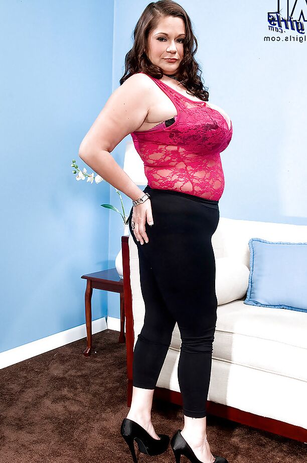 16P Geile fette MILF mit großen Titten Nikki Armand zieht sich aus