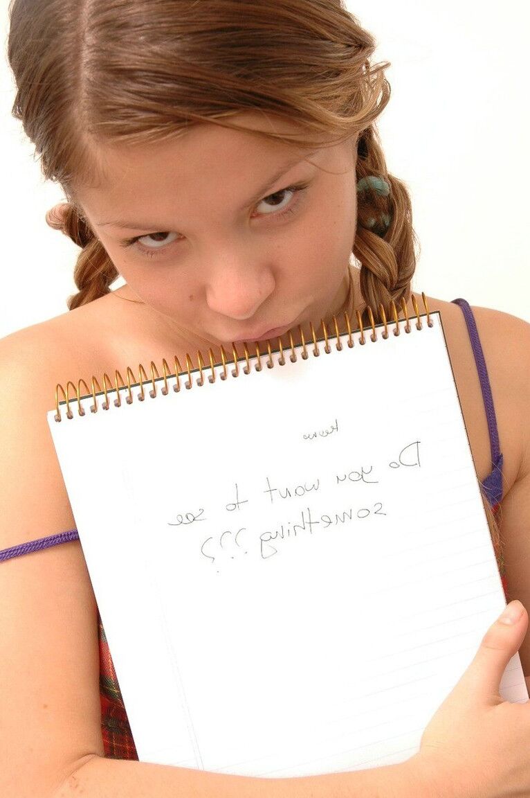 15P A fofa de 18 anos expõe seus peitos minúsculos durante aventuras de upskirt