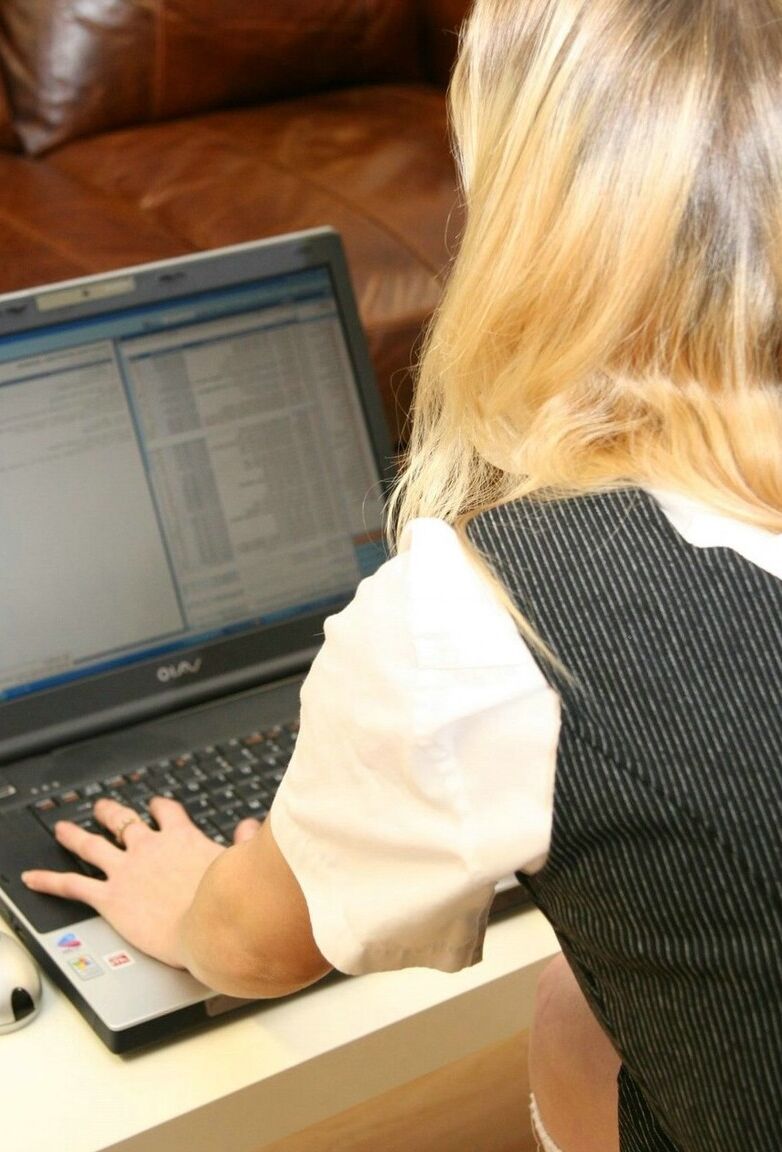 12P Blonde Studentin bekommt den Hintern versohlt, nachdem sie dabei erwischt wurde, wie sie schlimme Dinge tat