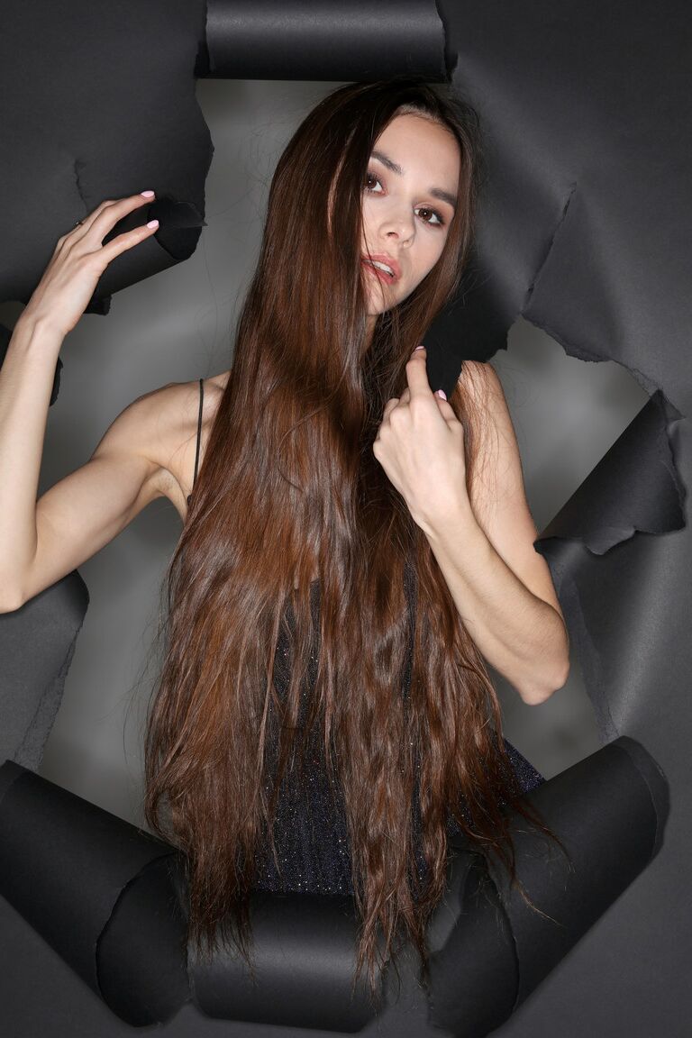 21P La brune russe Leona Mia expose ses jambes maigres et ses petits seins.