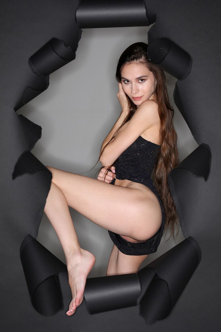 21P La brune russe Leona Mia expose ses jambes maigres et ses petits seins.