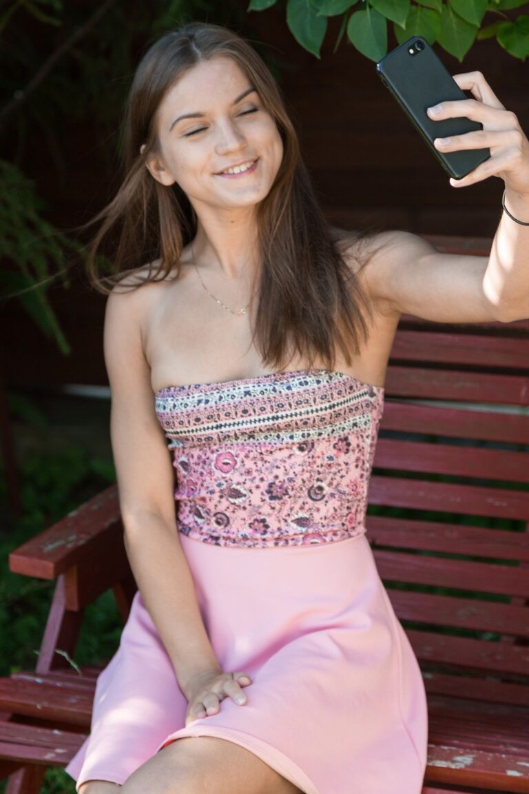 17P La jeune russe sexy Evelina Darling révèle