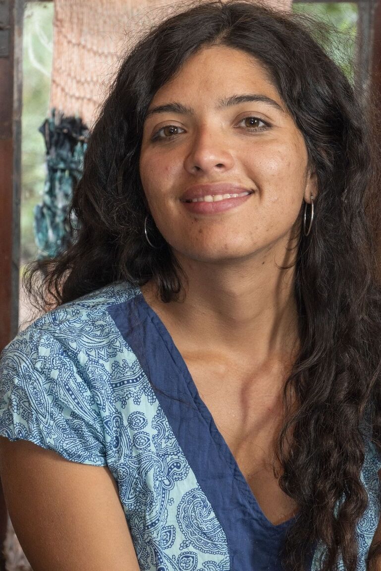 16P Garota solo com cabelo moreno ondulado Maria F define seus seios naturais