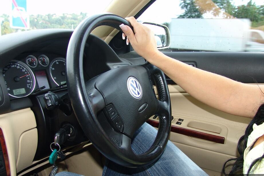 12P La morena amateur Tetona Reny muestra sus grandes tetas mientras está al volante
