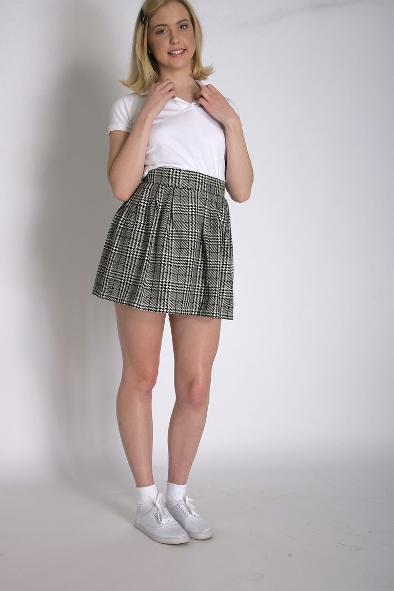 18P 小柄な女子高生クロエ・クチュールが制服を脱いでおっぱいを見せる