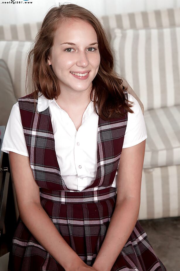 16P Charli Maverick, estudante de 18 anos, tirando a roupa e ficando apenas com meias para se masturbar