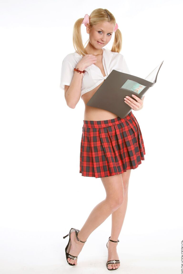 15P La linda colegiala rubia Lucianna muestra sus pechos llenos y su coño recortado