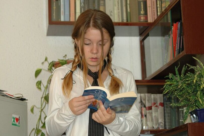 15P Emily 18 La colegiala emily se pone traviesa
