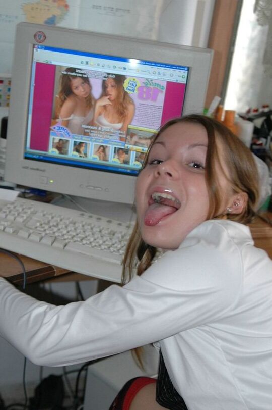 15P Emily 18 La colegiala emily se pone traviesa