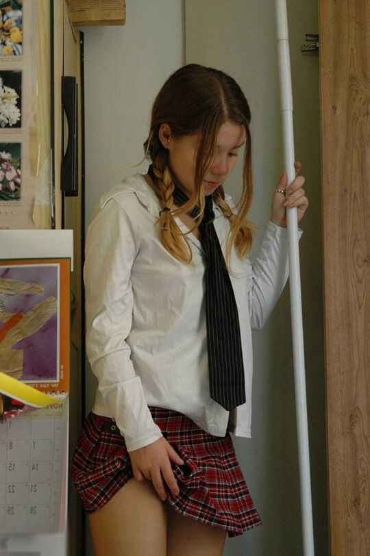 15P Emily 18 La colegiala emily se pone traviesa