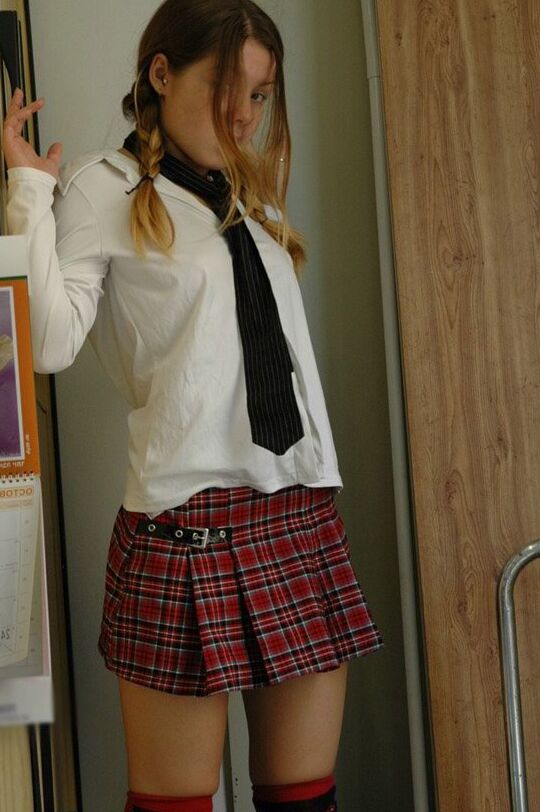 15P Emily 18 La colegiala emily se pone traviesa