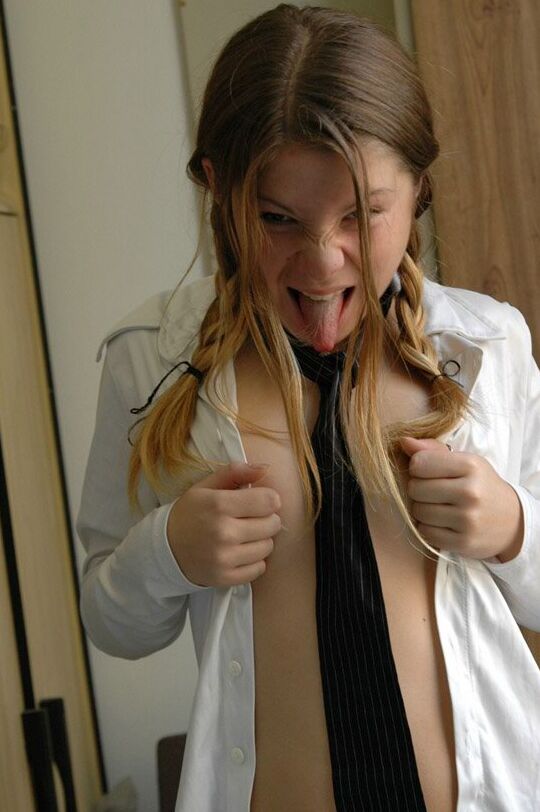 15P Emily 18 La colegiala emily se pone traviesa