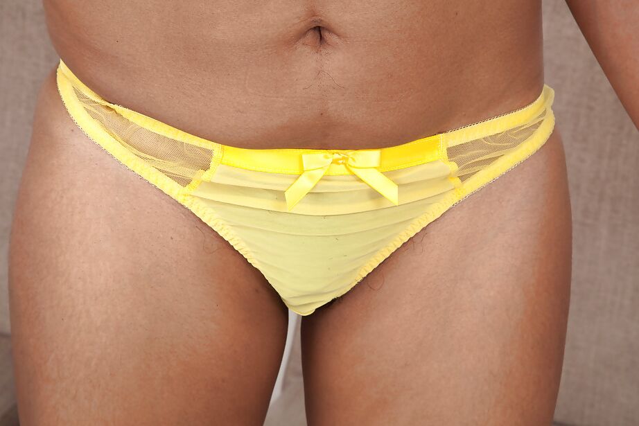 16P 垂れ下がった水差しを持つ貪欲な成熟した女性が服を脱いで毛むくじゃらのおまんこを露出
