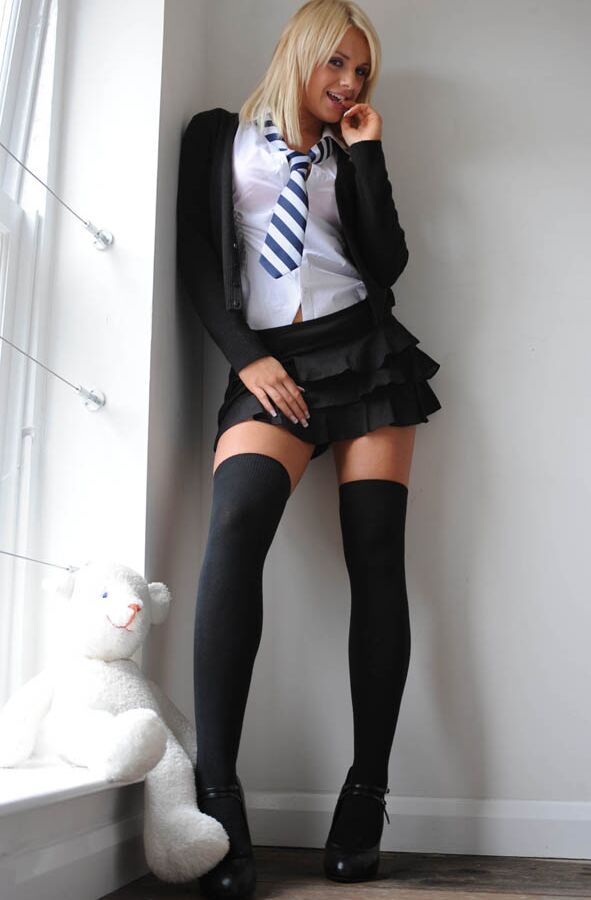 15P Blondes Schulmädchen Amy Green zieht ihre Uniform aus, um in schwarzen OTK-Socken zu posieren